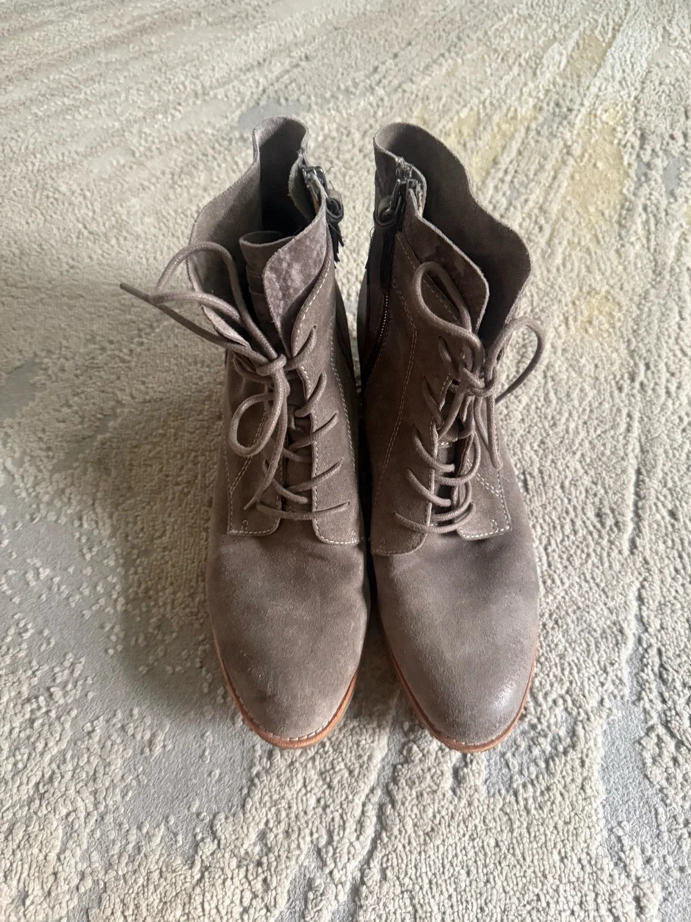 Sofft Annalise grey suede lace up ankle boots stacked block heel 9.5